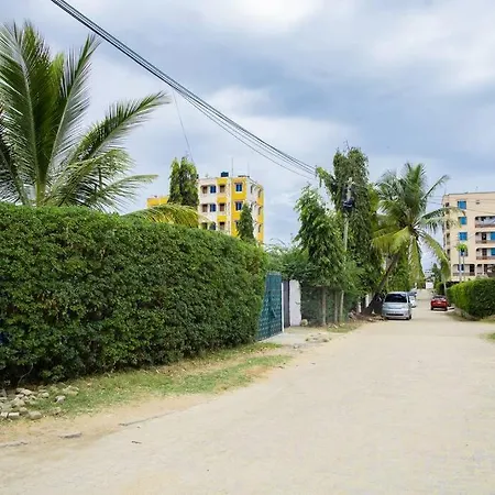 Royal Haven: Beachside Apartment with Netflix and Wi-Fi Mombasa Exterior photo